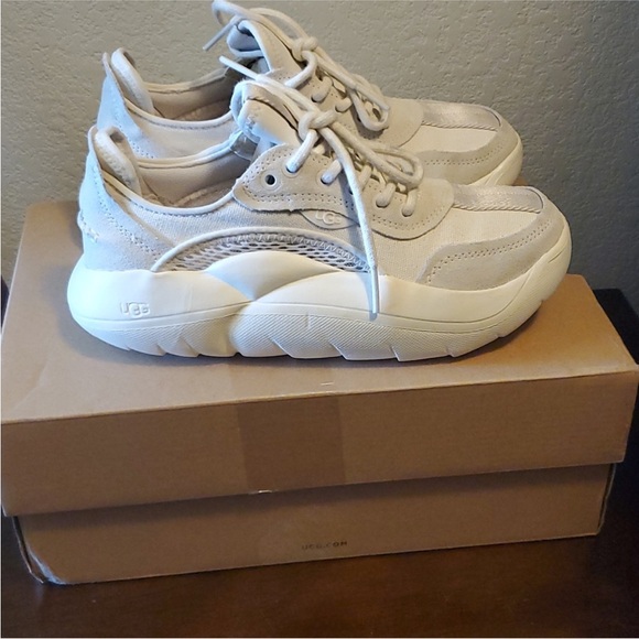 Ugg shoes size 5 - Picture 3 of 6